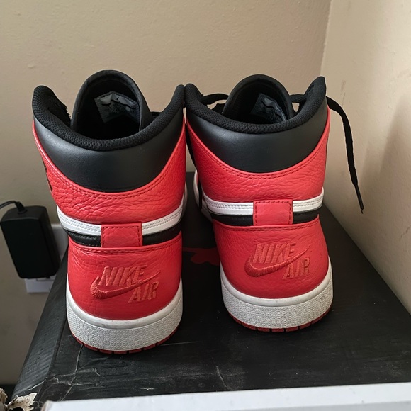Rare Air Jordan 1s Max Orange - Picture 5 of 5
